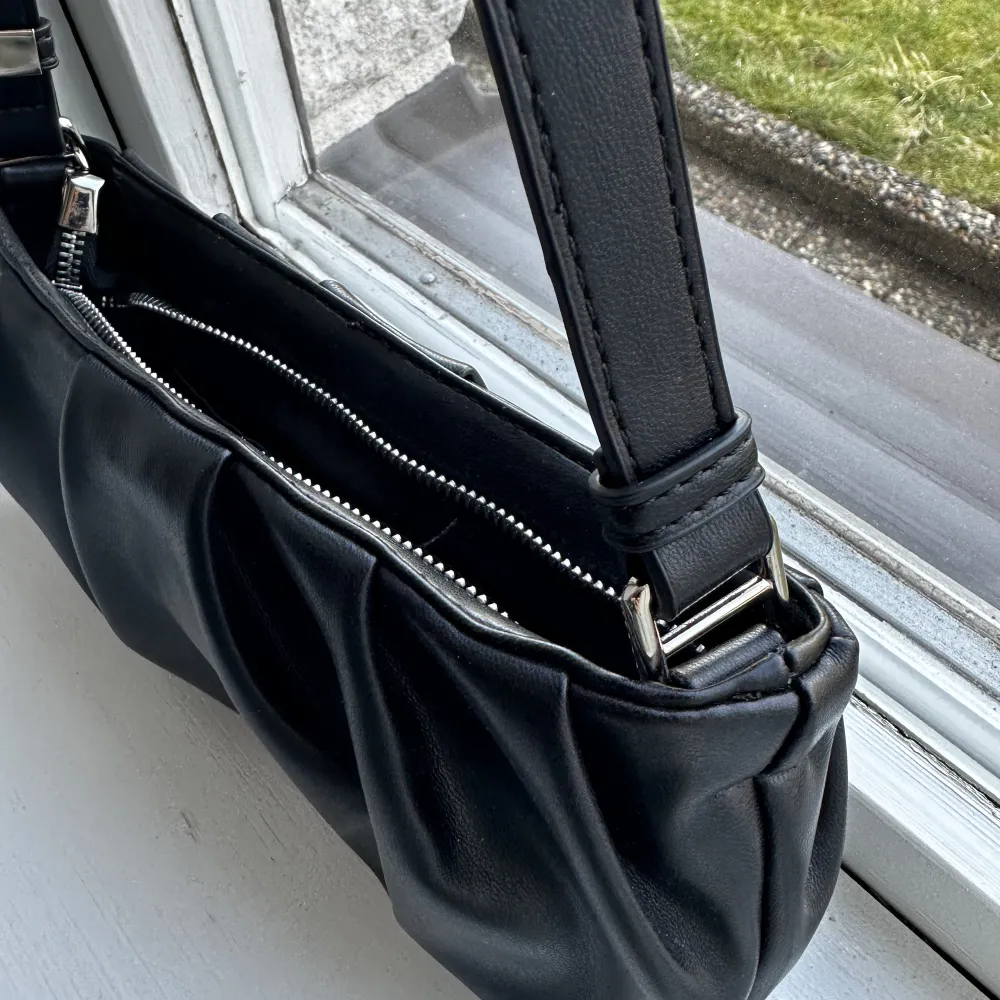 Liten svart väska som aldrig är använd. Perfekt att ha vid fest.. Väskor.