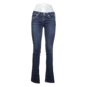 Low waist jeans från replay, säljer pga av att dem är för korta för mig som är 176 cm. Dem är 76 cm i midjemått. Lägg gärna eget prisförslag 