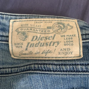 Lågmidjade diesel jeans - Lågmidjade, värd mycket pengar köpta för 1000kr Lägger upp annonsen igen för att den andra gick bra i början men inte längre Väldigt populära byxor