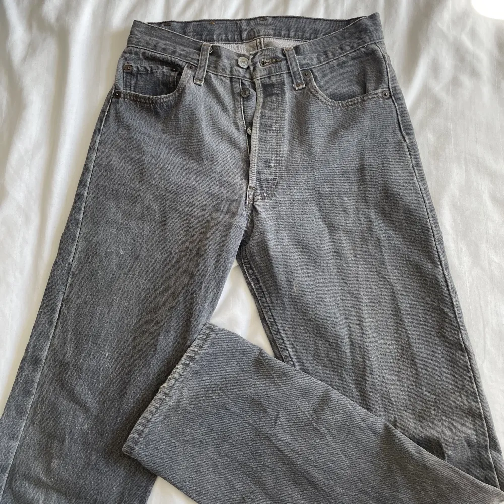 Mina favorit 501or passar tyvärr inte längre ! Bortsett från lappen bak är dem i fint skick. W28L32 i storlek (små då dem är vintage)💌💐. Jeans & Byxor.