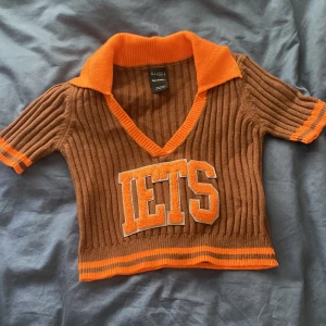 Croppad tröja  - Säljer denna as balla croppade stickade tröjan från Urban Outfitters! Aldrig använd <3