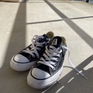 Låga converse - Säljer mina låga converse då de inte kommer till användning, de är väldigt sparsamt använda 