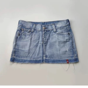 Jeanskjol - Måste sälja denna så snygga jeanskjol jag köpte på plick då den tyvär inte passade mig 😩💘midjemått: 89cm längd: 31cm (möts vid gylfen)