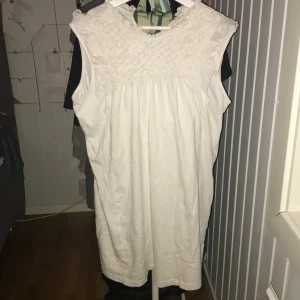 Klänning  - Fin klänning från mango, strl S eller M, säljer för 70kr. Fläck på ryggen därav priset. 