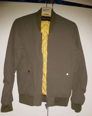 Bomber jacket - Säljer min  Fodrad bomber jacket pga att jag aldrig använt den passar ej tyvärr. Jätte skön och modern snygg mörk oliv färg passar både kille å tjej. Höst/vår jacka