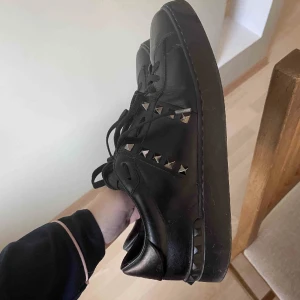 Valentino sneakers ❤️‍🔥 - Valentino sneakers som är svarta. Orginalpris 6600 kr❤️‍🔥