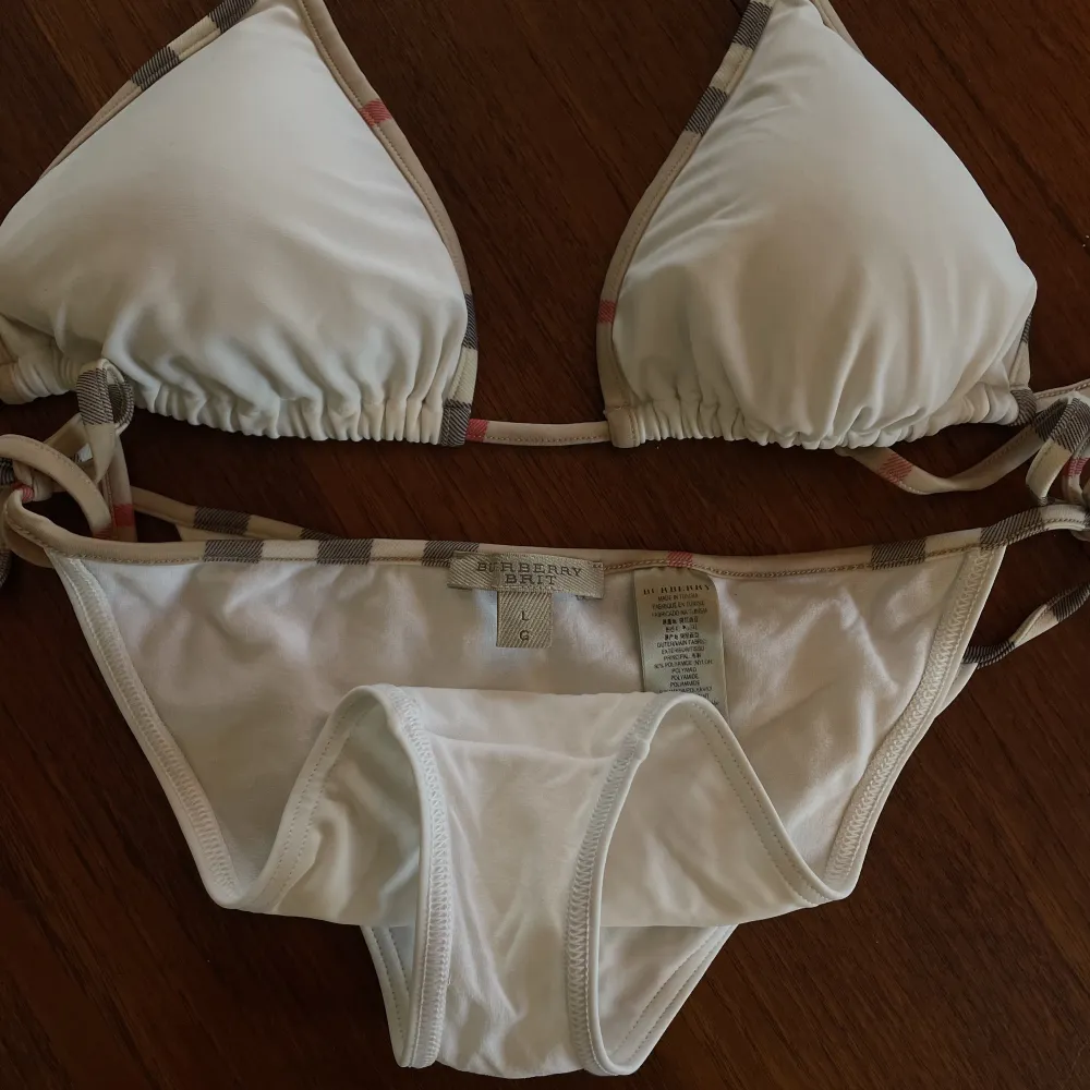 A vintage treasure 🖤 fits a small/medium. No flaws. Same bikini is being sold on farfetch and mytheresa for over 3000SEK. Says L on the inside (see picture) but its extemly small in sizing and wont fit a Large. . Övrigt.
