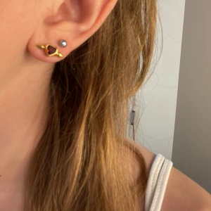 Maria Nilsdotter örhänge  - Säljer nu mitt guldiga ”pierced heart ear stud” örhänge från Maria Nilsdotter! Nypris är 1995. Inga skador på örhänget🌟 hör av er vid intresse🫶🏻 Pris kan diskuteras 