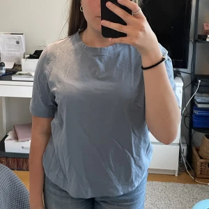 Blå weekday tröja - Bra skick, nästan aldrig använd. Lite oversize så passar S/M