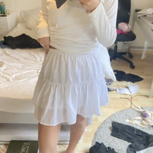 Vit volangkjol🤍 - Säljer min jättegulliga vita volangkjol köpt förra året. Gott skick! 