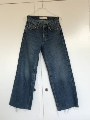 Jeans - Säljer de här jeansen då de inte längre passar mig så bra. Raka ben med det perfekta fallet, sitter så snyggt på🔥  
