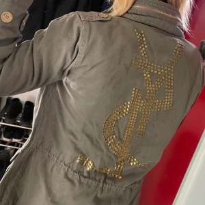 Grön YSL jacka💚💚 - Hej! Säljer denna superfina gröna YSL jeansjacka. Den är i storlek S och och är köpt begagnat på en vintage butik på söder. Trotts begagnad är den i supersuperskick! (Jag är mycket osäker om den är äkta eller ej, säljs i befintligt skick!)👌🏼