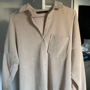 Skjorta - Säljer denna fina beiga skjorta! Storlek S. Frakt tillkommer! 