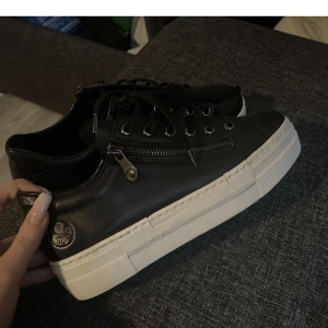 URSNYGGA trendiga skor! - Ett par URSNYGGA skor! Tyvvär fanns de inte i min storlek när jag hittade dom men köpte dom ändå så dum som jag är, jag har strl 40 o dessa skor är i strl 38. Aldrig använda utan endast testade i butik! 💗 Köpta för 800kr 