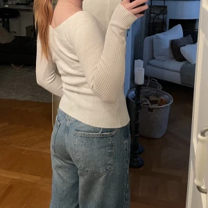 Vit stickad  - Vit ribbad tröja från mango!