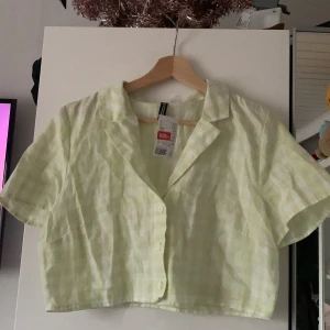 Lite skjorta - Inte använd (prislapp kvar original pris 100kr) 