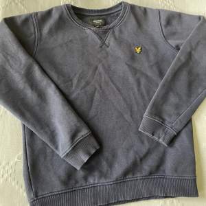 Collegetröja Lyle Scott använt skick, lite urtvättad i färgen. I övrigt fint skick. Stl 10-11 år