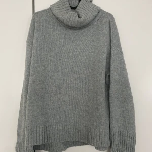 Filippa K polotröja  - En blågrå polotröja från Filippa k med slitsar på varje sida, köpte ny för ca 2500 . Den är lite blåare än vad som syns på bilderna! Fråga om ni vill se mer av modell eller färg!🩷 Använd fåtal gånger - bra skick. Öppen för eventuell prissänkning.