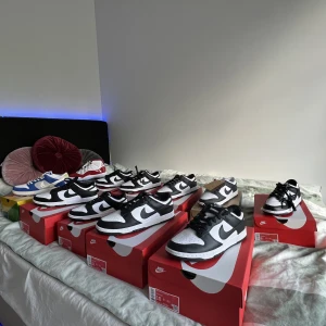 Nike Dunk Low ”Panda” - säljer nike dunk low ”pandas” storlekar:  35,5 W 37,5 W 45 44 44 43 42,5 42,5 next nature 38,5 gs 38,5 gs  Finns i Göteborg/frakt(109kr)  kvitto finns på alla.