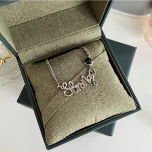 Maria Nilsdotter halsband - Säljer mitt Strange love necklace från Maria Nilsdotter. Gammal kollektion så säljs inte längre💕bra skick vill få såld! Nypris runt 3000