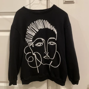 Sweatshirts  - Cool sweatshirt från zara. Använd en gång  