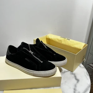 Axel arigato  - Hej, säljer nu dessa fräscha arigato skor i en originell och stilren färg (svartvit), skicket på skorna är 7,5/10. Skorna är köpta nya från arigatos hemsida och allt medföljer, box, dustbag och kuvär,