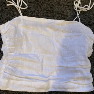 Linnetopp - Säljer denna superfina linnetoppen från Hm. Den är jättefin och passar perfekt nu till sommaren. Säljer denna för att den börjar bli förliten för mig. ( Den är i storlek Xs)