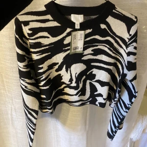 Stickad tröja  - Säljer denna super coola stickade tröja från H&M! Prislapp kvar!  Köpt för 299kr