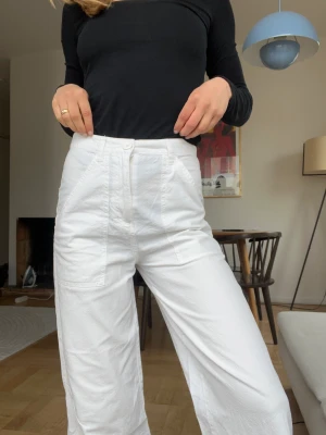 Vida sommarbyxor - Vita byxor med lite cargo-fickor framtill. Så sköna och tunna! Använda men inget att anmärka i skick