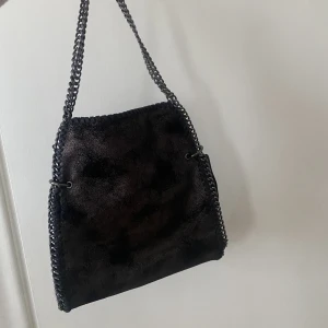 Stella McCartney liknande väska - Säljer min stella mcCartney liknande väska som är ”glittrig” i jättefint skick 