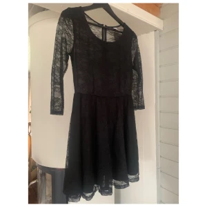 Svart spetsklänning - Svart spetsklänning. Lite genomskilnig upptill. Storlek 40, men lite liten i storleken.