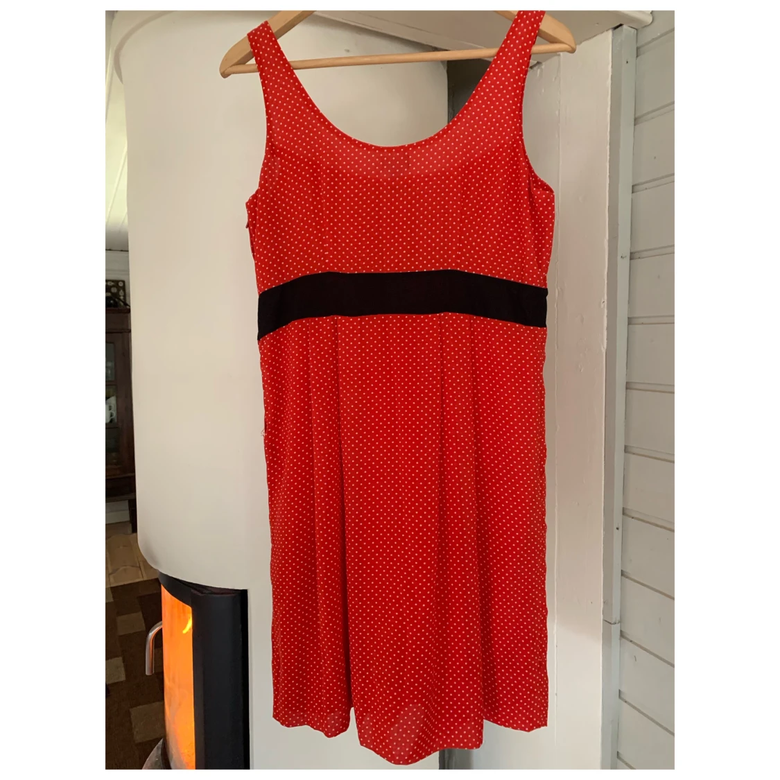 Prickig klänning med rosett - 91