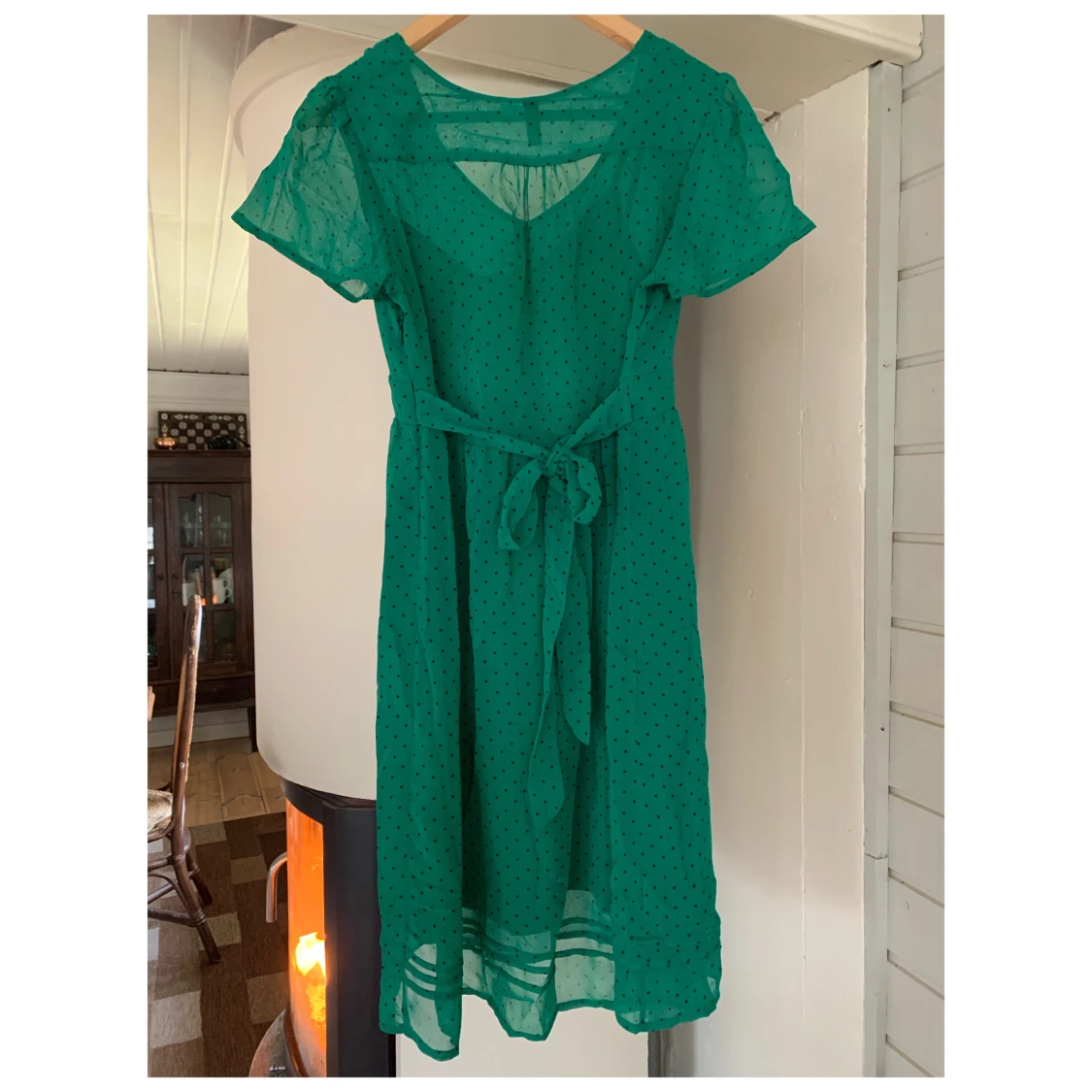 Grön prickig klänning - 91