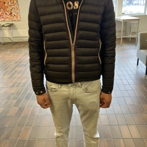 Daniel zip-up padded jacket Moncler - Min pojkväns kusin säljer nu sin jacka för han vuxit ur den, den är S men känns som Xs, Pris kan diskuteras vid snabb affär
