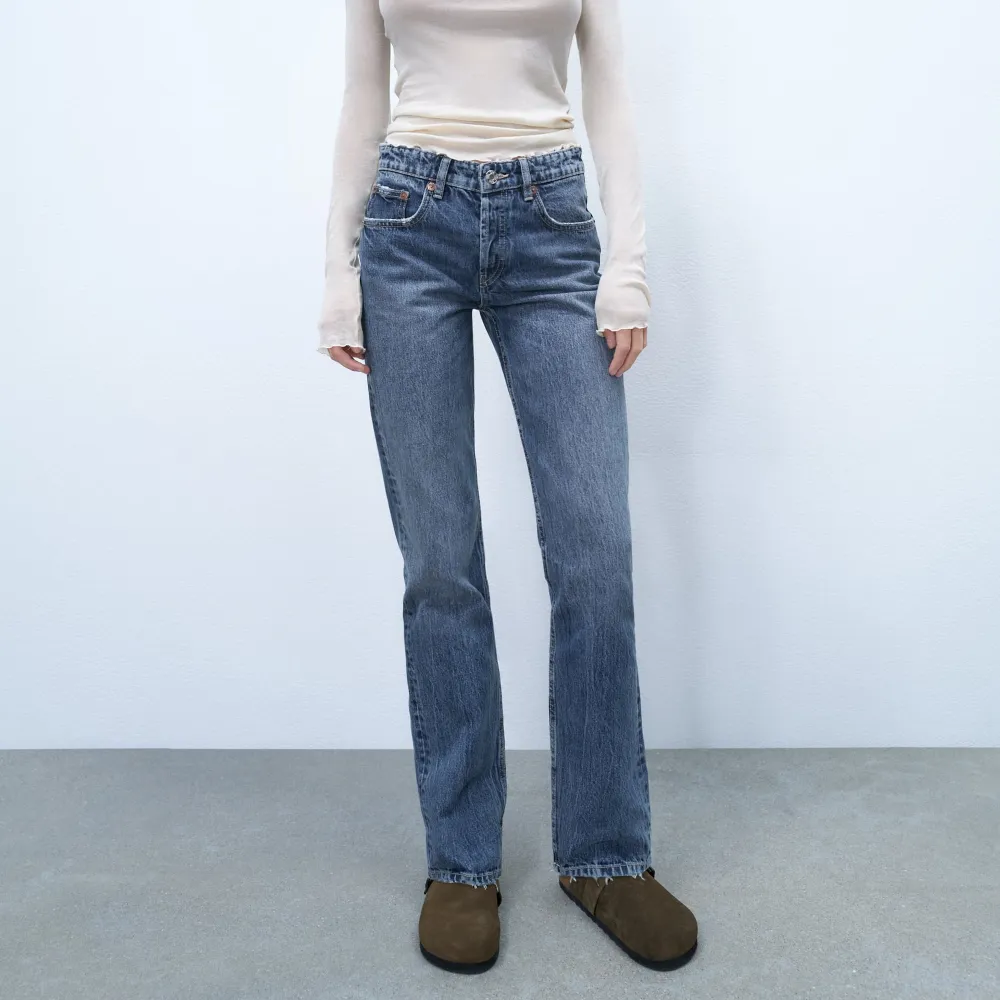 Populära blåa mid waist jeans från zara. Väldigt bra skick!. Jeans & Byxor.