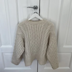 Stickad tröja från Zara - Säljer den här superfina vita stickade tröjan från Zara. Aldrig använd då jag har en liknande. Storlek S, köpare betalar frakt❤️(originalpris: 319kr)