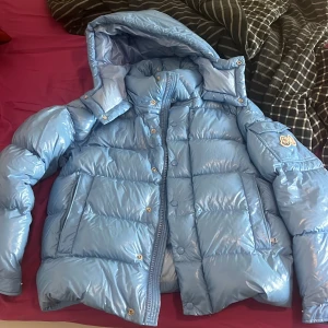 MONCLER MAYA 70TH ANEVERSERY - köpt på nk, har kvitto. Slutsåld på överallt. Går ny för 22000+(resell) Tar emot bud