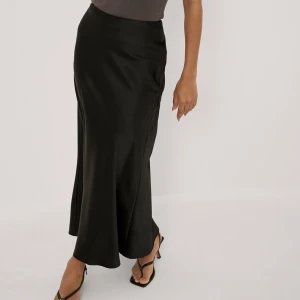 Satinkjol nakd - Säljer denna kjolen i satin från nakd då den tyvärr är lite för liten för mig 💕 Nypris 450 kr