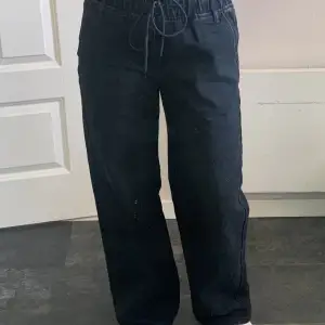 Säljer dessa svarta jeans för att jag inte använder dem mera, baggy jeans, fina bakfickor, lågmidjade