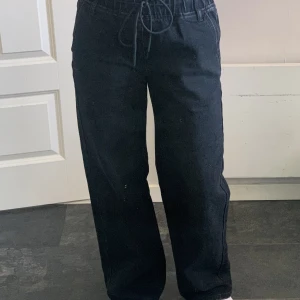 Svarta jeans - Säljer dessa svarta jeans för att jag inte använder dem mera, baggy jeans, fina bakfickor, lågmidjade