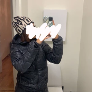 Moschino mössas  - En jätte fin Moschino mössa, använd några gånger men är som ny💞 (Ni står för frakten, priset kan diskuteras) <3