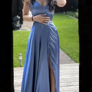 Säljer min fina blåa balklänning som jag bara har använt under min bal. (Tredje bilden är hur klänningen ser ut bakifrån i en annan färg) Pris kan diskuteras!
