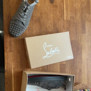 Christian loubutine  - Christian loubutine  Storlek 42/43 Endast prövade Säljer då dem va för små Extremt feta skor som passar det mesta och drar till sig många blickar! Hör av dig vid frågor eller mer info Mvh Oliver