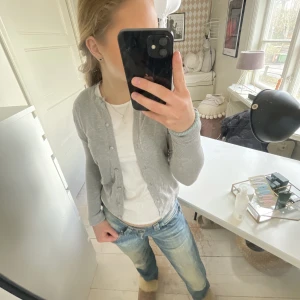 Grå korta - En jätte skön och Basic men fin kofta! Som passar till vardags och finare tillfällen!💕