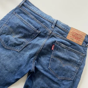 Jeans Levis - Ett par blå jeans från Levis. Använda 1-2 gånger och har då lyckats få fläckar på dom. Syns knappt men finns fortfarande. Strl 34/30