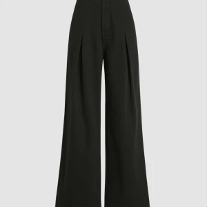 Svarta wide leg jeans med veck och tieback - Jättefina svarta jeans, med tieback i midjan för att få lite ”slimmande” effekt. Fina veck där fram för att få en fin a-linje De är små i storleken (Lmen passar M) men tyckte om dom så mycket att jag köpte ett par nya i en storlek större! Egna bilder i pm