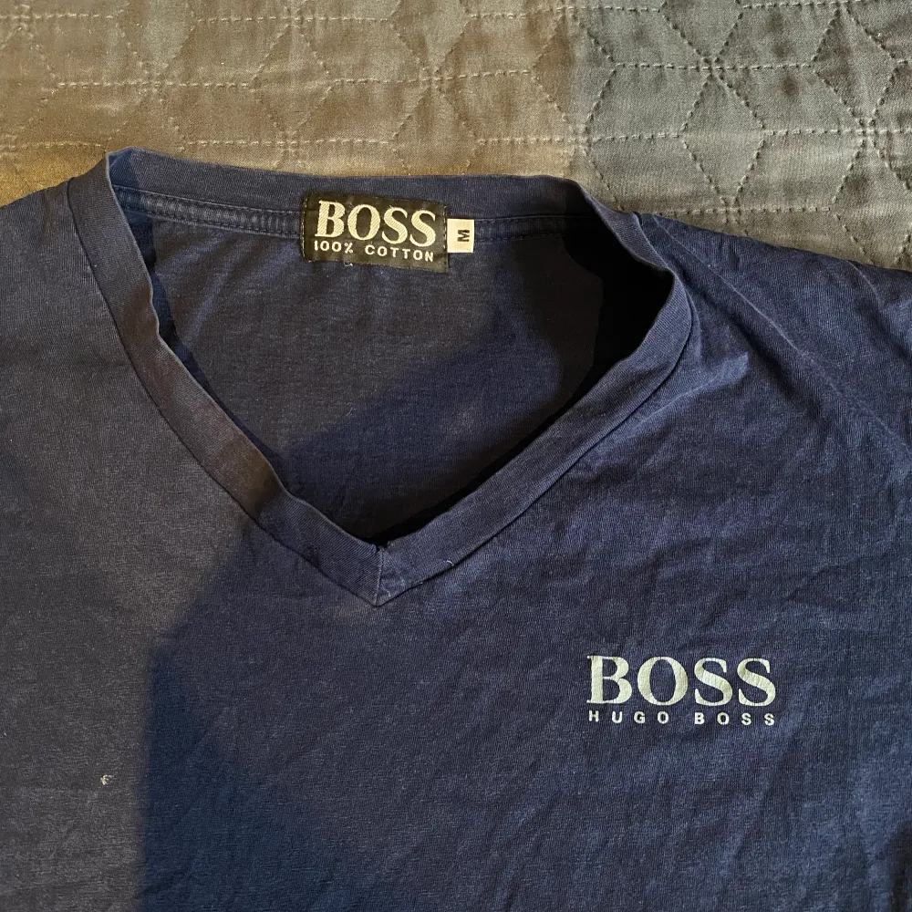 Hugo Boss T-shirt. Storleken är mindre än M. . Tröjor & Koftor.