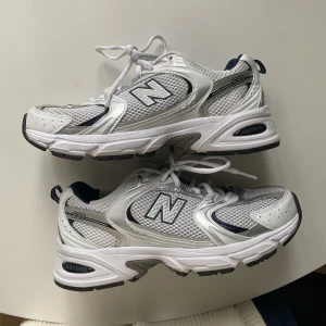 New balance 530 - Säljer mina fina new balance då dom tyvärr är för små för mig😥 Använda ett par gånger men syns knappt! Så typ nyskick.  Köptes för 1200kr, säljer för 900, hör av er vid frågor