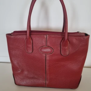 Röd handväska - Handvöska i skinn. Välanvänd men i fint skick.