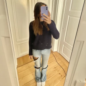 COS stickad⭐️ - Såå fin stickad tröja från Cos🧡 passar till allt! nypris ca 800? möts upp i stockholm eller fraktar⭐️spegeln som är smutsig inte plagget!!